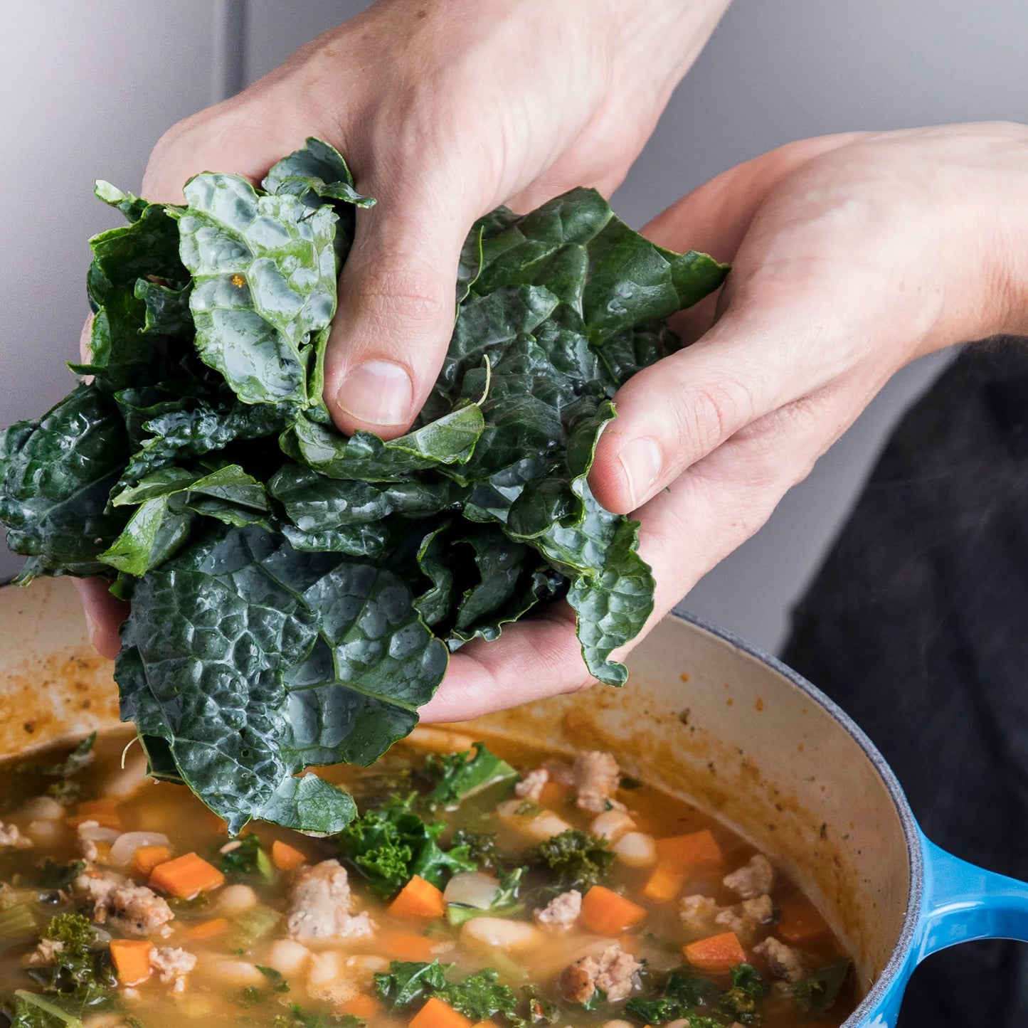 Signature Cast Iron 6.75-quart Marseille Round Wide Dutch Oven with Copper Knob