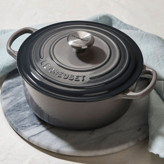 Signature Cast Iron 5.5-quart Oyster Round Dutch Oven