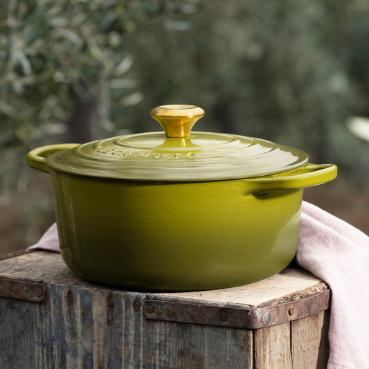 Signature Cast Iron 7.25-quart Olive Round Dutch Oven