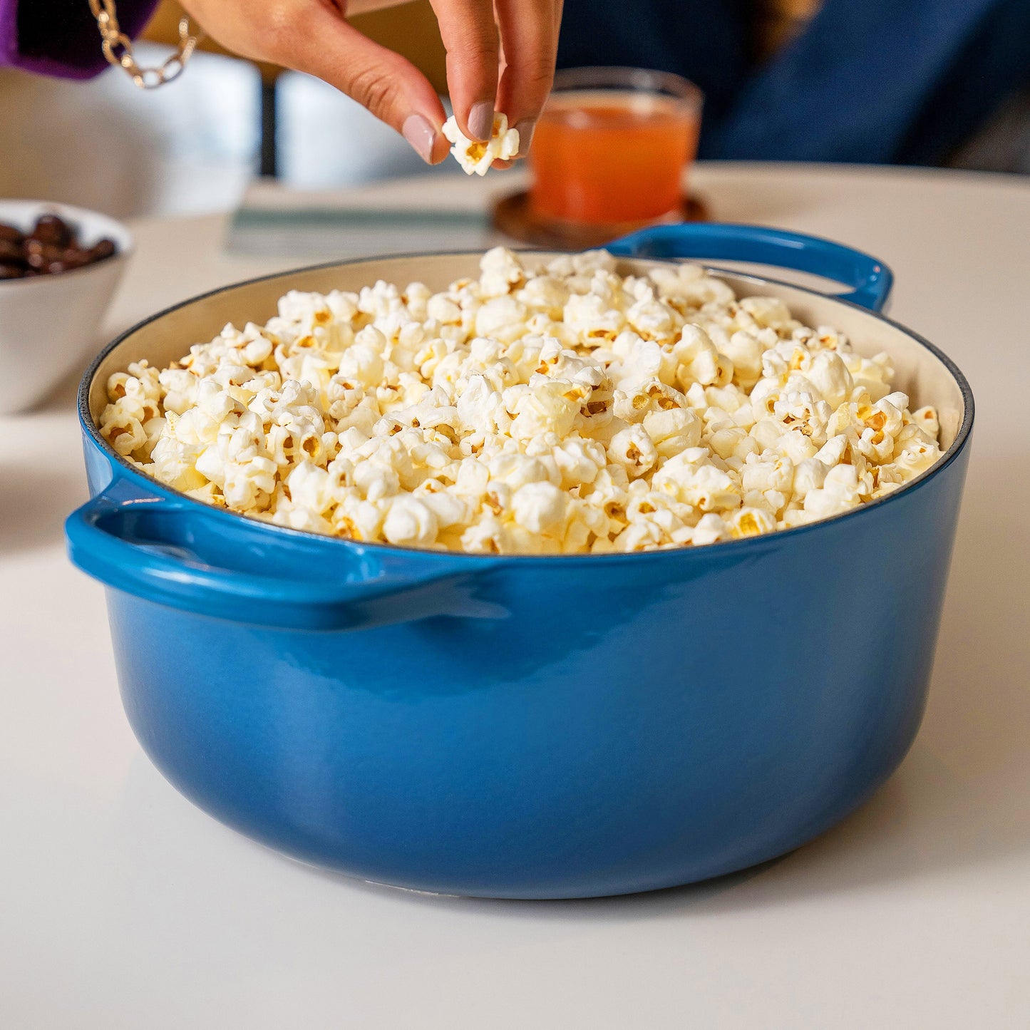 Signature Cast Iron 5.5-quart Marseille Round Dutch Oven