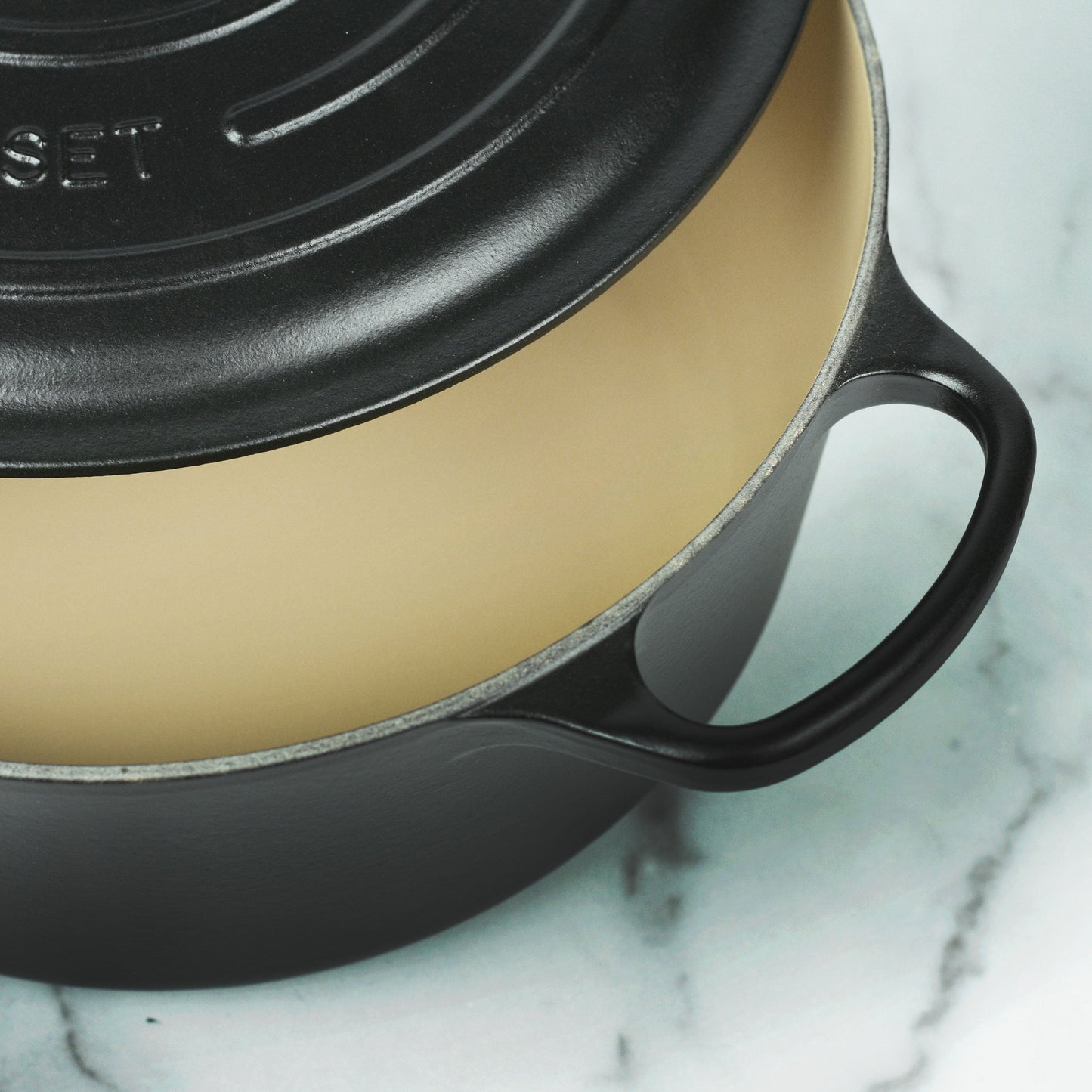 Signature Cast Iron 7.25-quart Licorice Round Dutch Oven