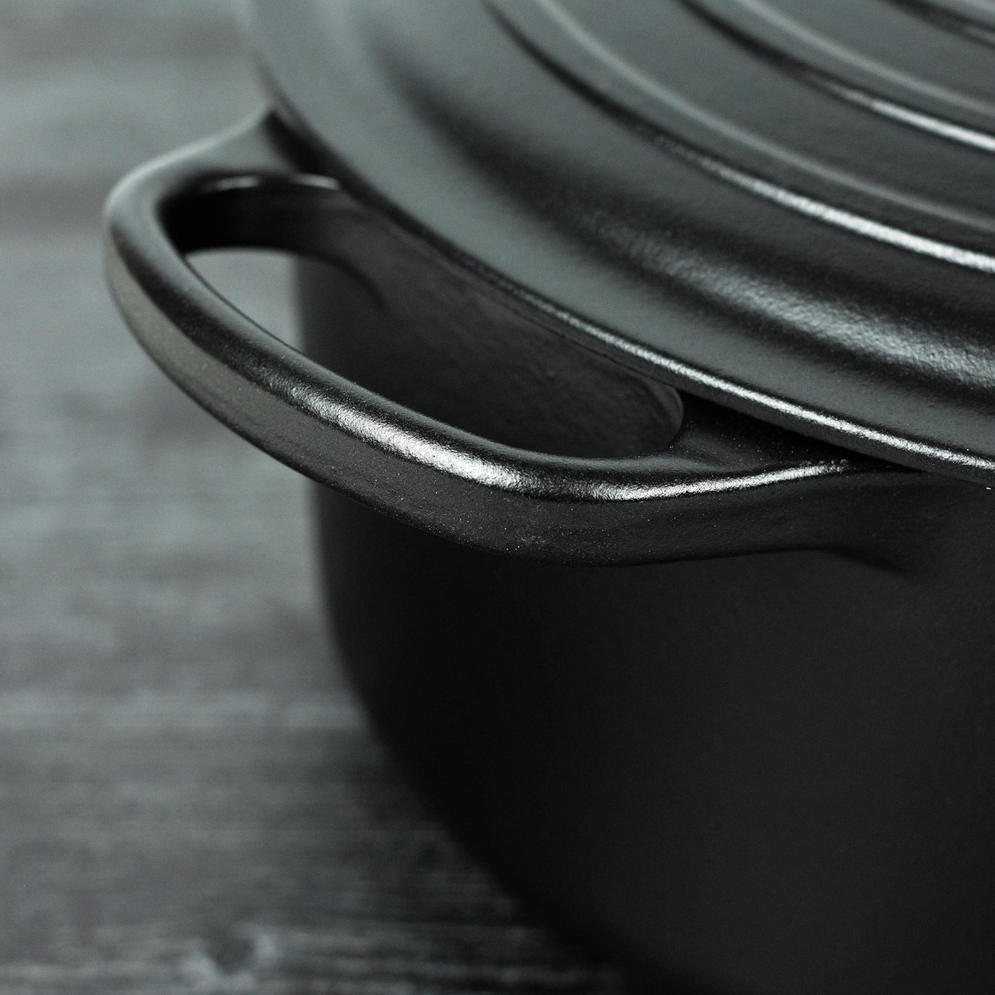 Signature Cast Iron 7.25-quart Licorice Round Dutch Oven