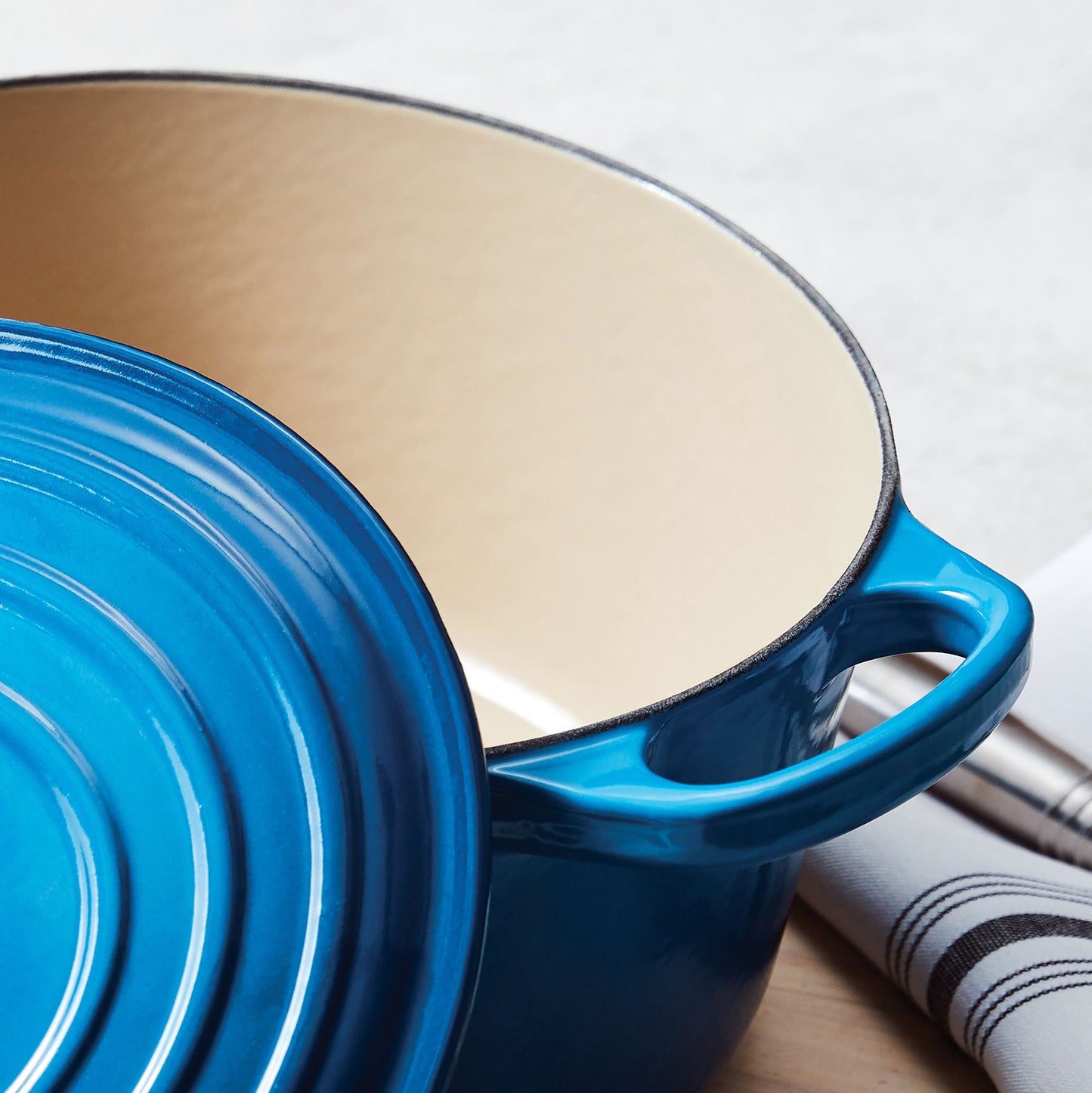 Signature Cast Iron 4.5-quart Marseille Round Dutch Oven