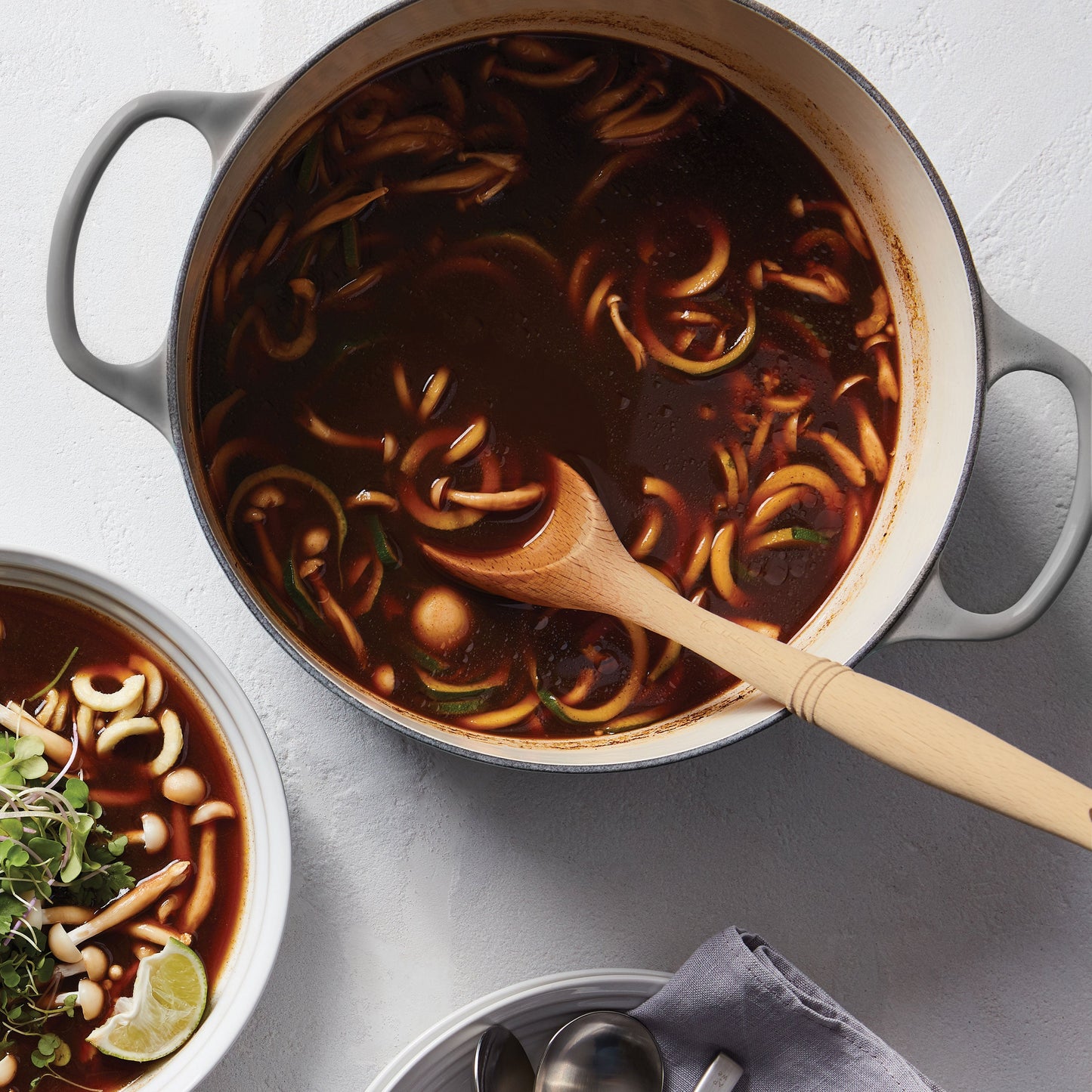 Signature Cast Iron 2-quart Oyster Round Dutch Oven