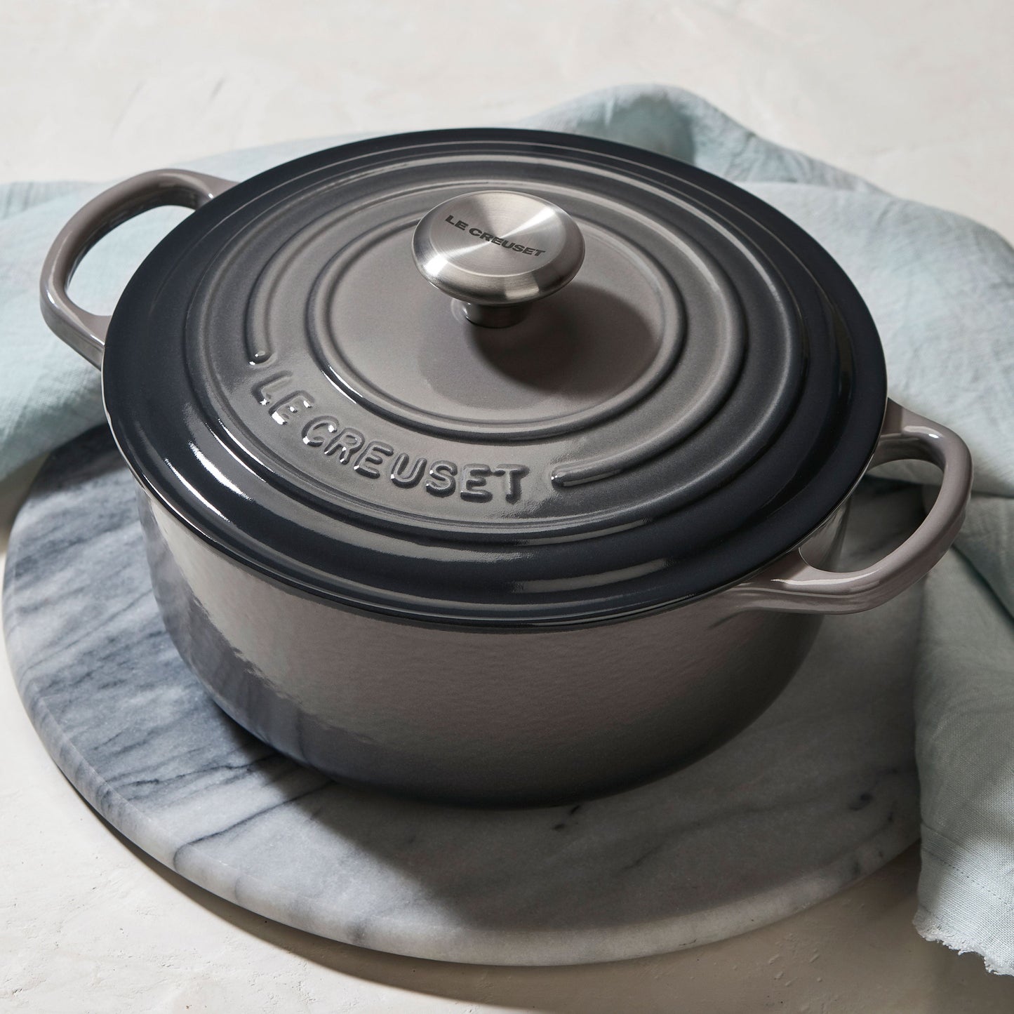 Signature Cast Iron 3.5-quart Oyster Round Dutch Oven & Cookbook Set