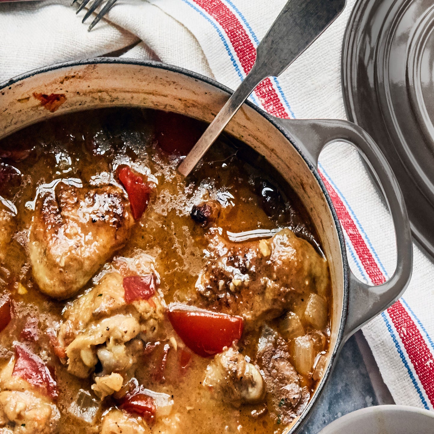 Signature Cast Iron 5.5-quart Oyster Round Dutch Oven