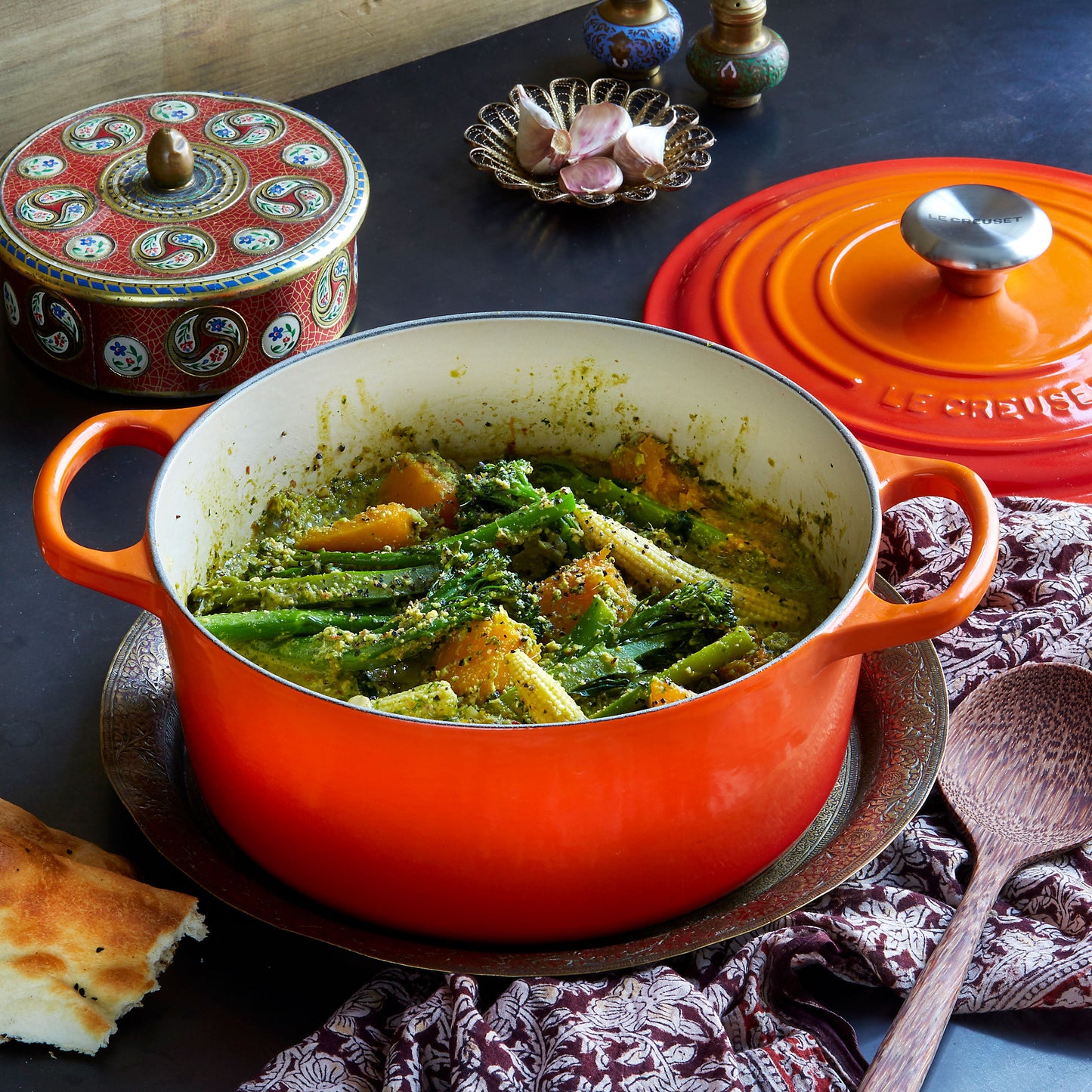 Signature Cast Iron 4.5-quart Flame Round Dutch Oven