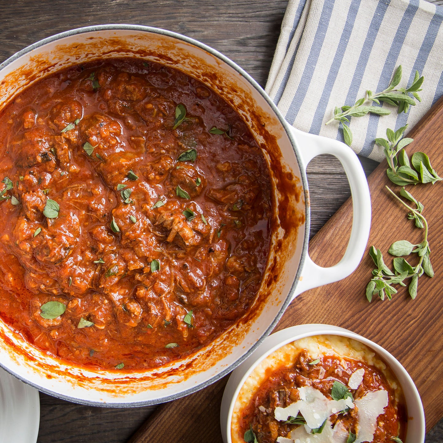 Signature Cast Iron 4.5-quart White Round Dutch Oven