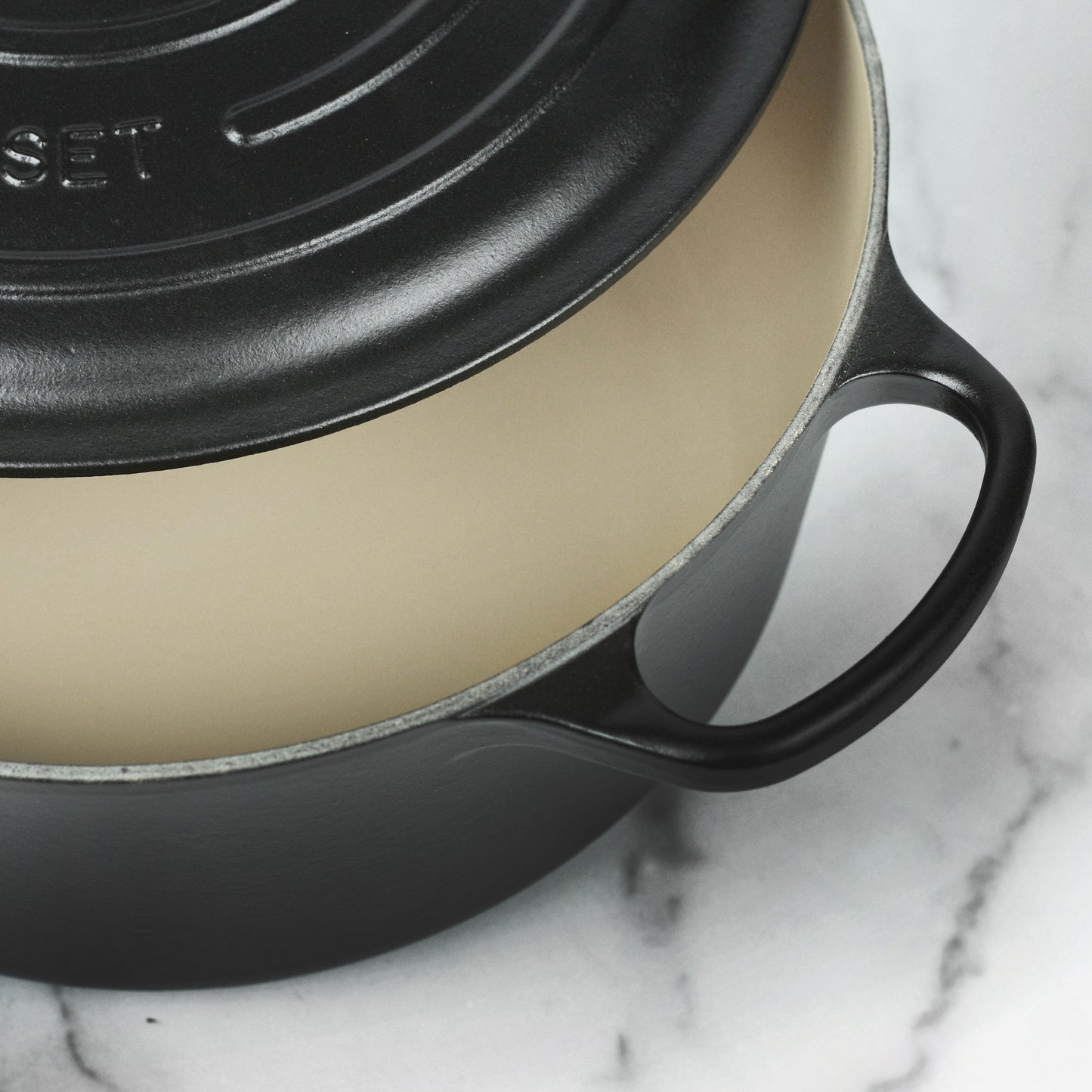 Signature Cast Iron 6.75-quart Licorice Round Wide Dutch Oven with Copper Knob