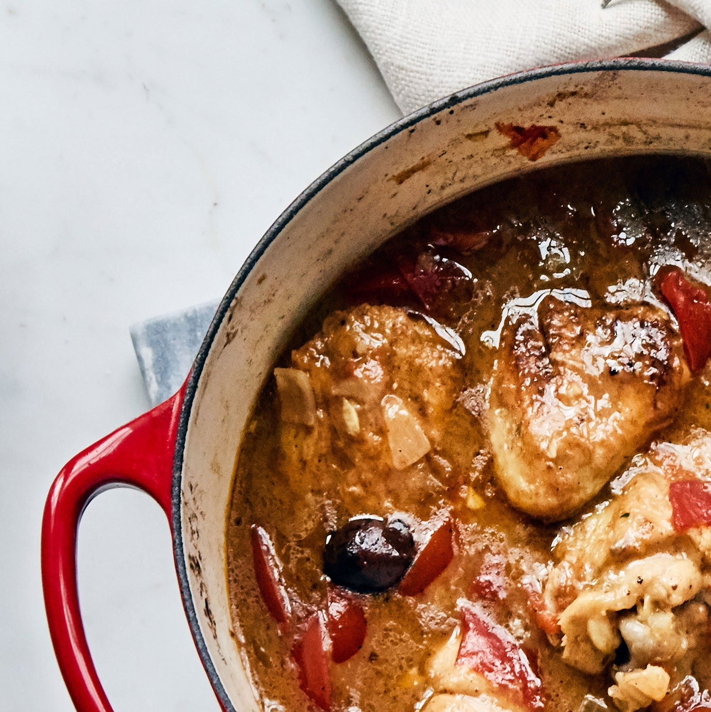 Signature Cast Iron 6.75-quart Cerise Round Wide Dutch Oven with Copper Knob