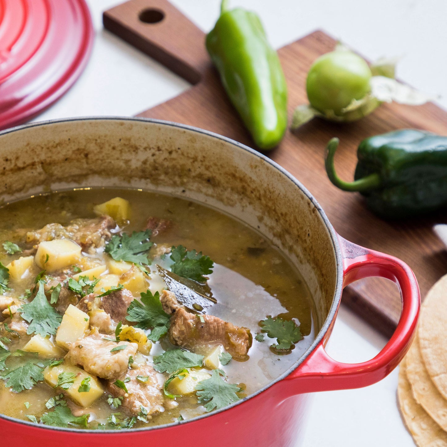 Signature Cast Iron 6.75-quart Cerise Round Wide Dutch Oven with Copper Knob