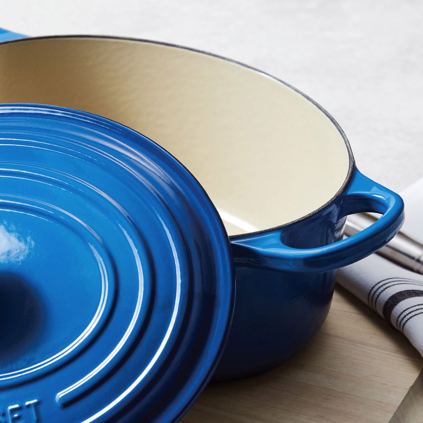 Signature Cast Iron 2.75-quart Marseille Oval Dutch Oven