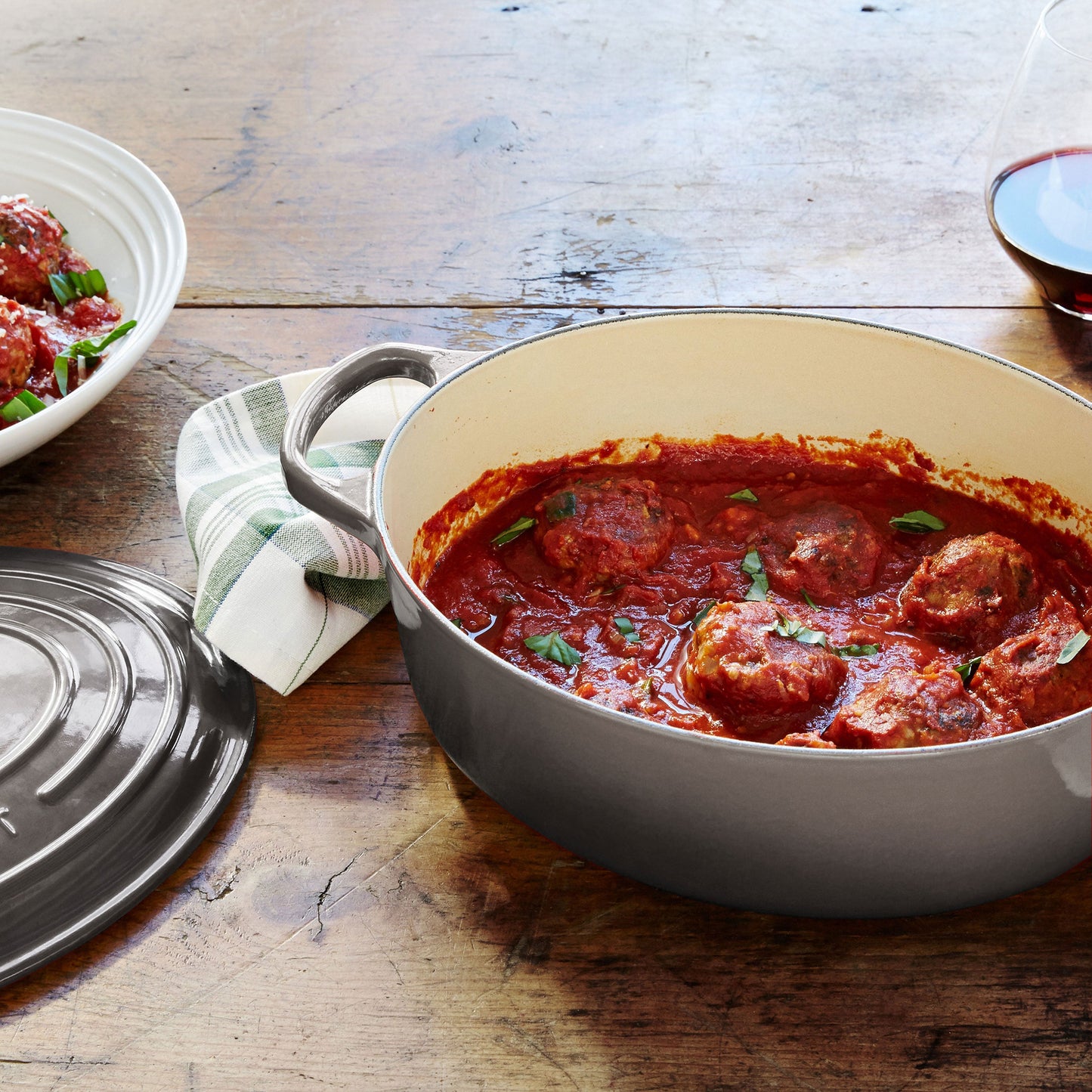 Signature Cast Iron 2.75-quart Oyster Oval Dutch Oven