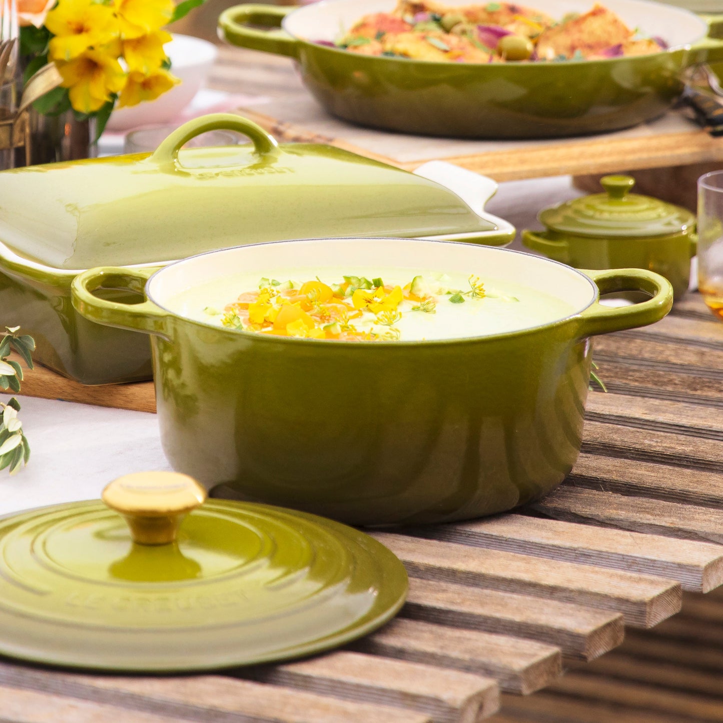 Signature Cast Iron 5.5-quart Olive Round Dutch Oven