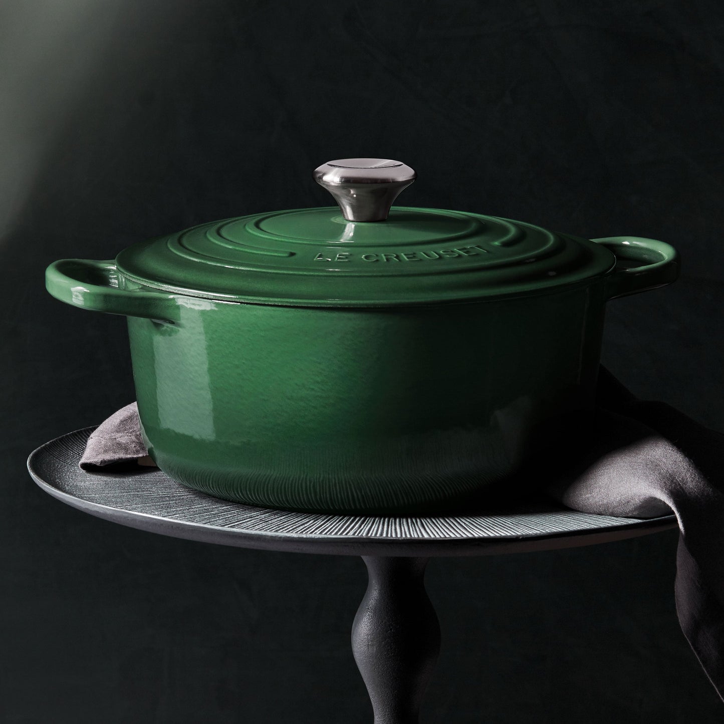 Signature Cast Iron 4.5-quart Artichaut Round Dutch Oven
