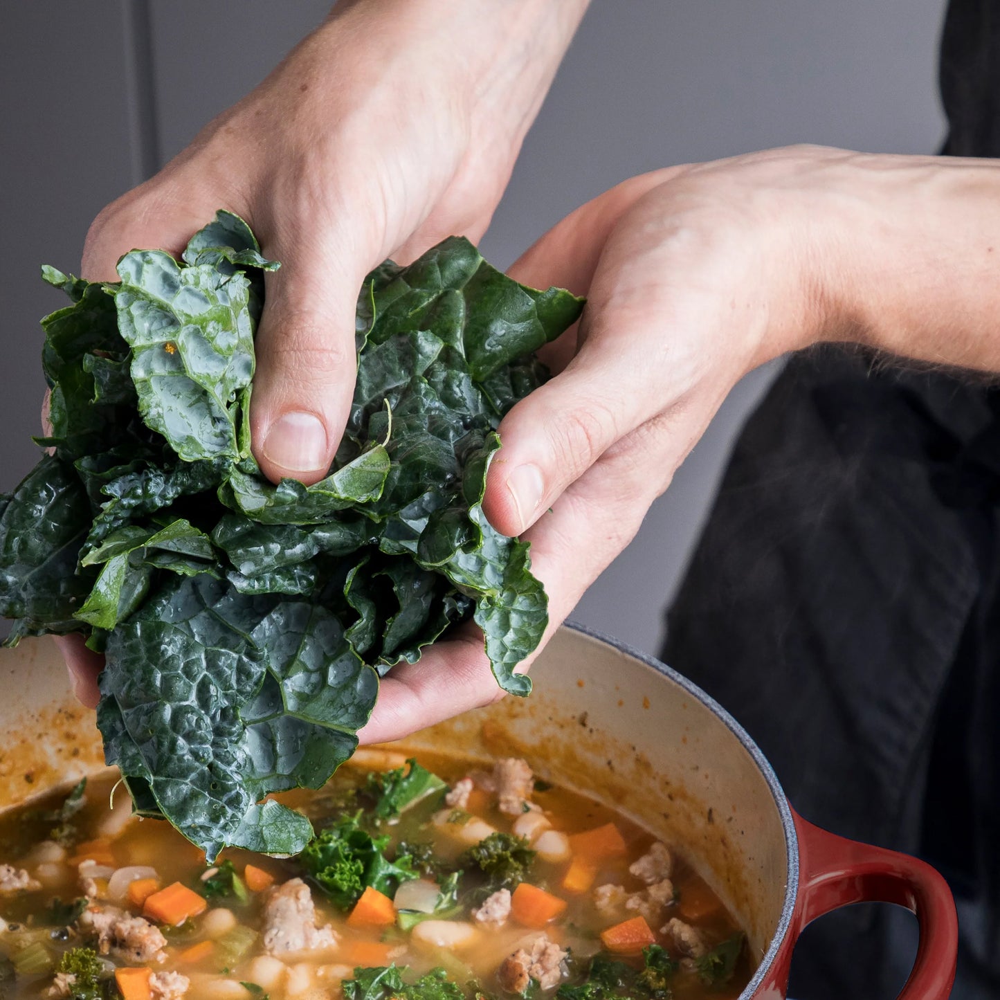 Signature Cast Iron 6.75-quart Rhone Round Wide Dutch Oven with Gold Knob