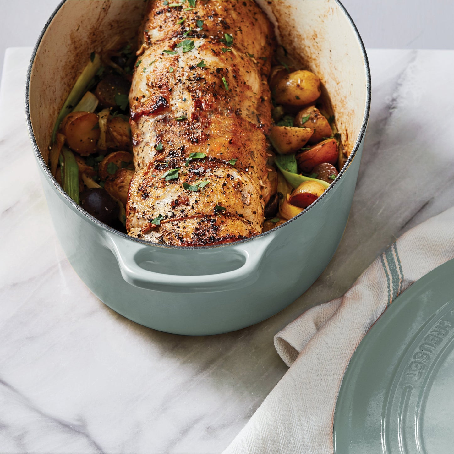 Signature Cast Iron 6.75-quart Sea Salt Oval Dutch Oven