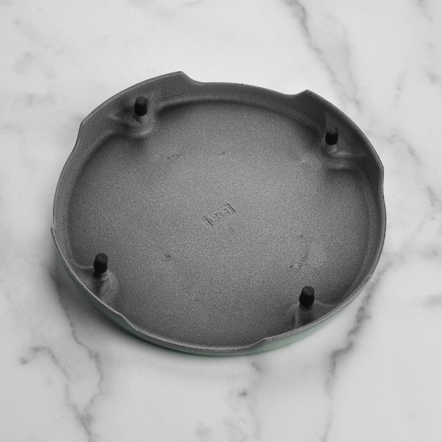 Signature Cast Iron 8.8-inch Sea Salt Round Trivet